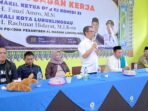 Anggota DPR RI, H Fauzi Amro menyampaikan sambutan dalam Kunjungan Kerjanya ke Ponpes Al Madani, Rabu 12 Agustus 2026. Foto : Ponpes Al Madani