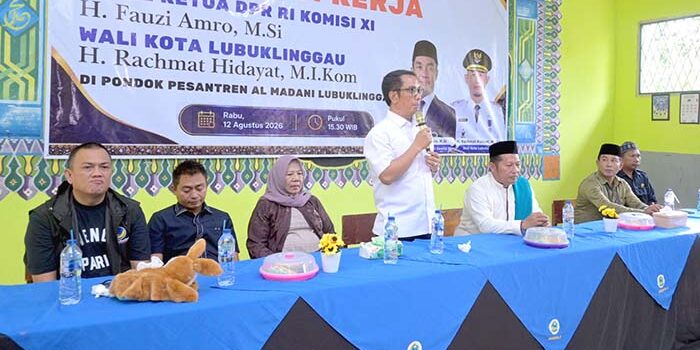 Anggota DPR RI, H Fauzi Amro menyampaikan sambutan dalam Kunjungan Kerjanya ke Ponpes Al Madani, Rabu 12 Agustus 2026. Foto : Ponpes Al Madani Anggota DPR RI, H Fauzi Amro menyampaikan sambutan dalam Kunjungan Kerjanya ke Ponpes Al Madani, Rabu 12 Agustus 2026. Foto : Ponpes Al Madani