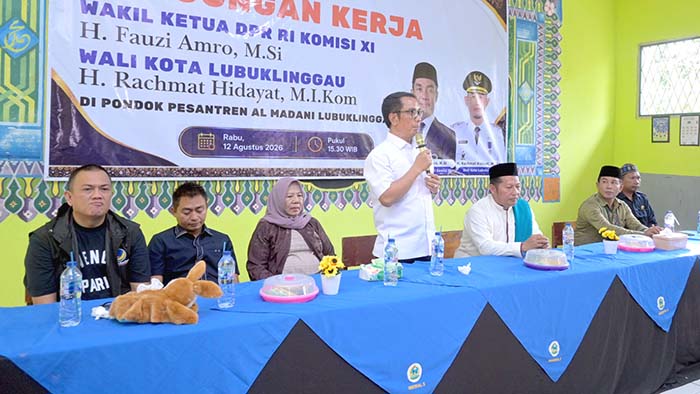 Anggota DPR RI, H Fauzi Amro menyampaikan sambutan dalam Kunjungan Kerjanya ke Ponpes Al Madani, Rabu 12 Agustus 2026. Foto : Ponpes Al Madani