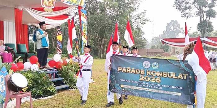 Pimpinan Ponpes Al Madani, Ustadz Moh Arpan Haj melepas Parade Konsulat 2026, Ahad 16 Agustus 2026. Foto : Linggau Pos