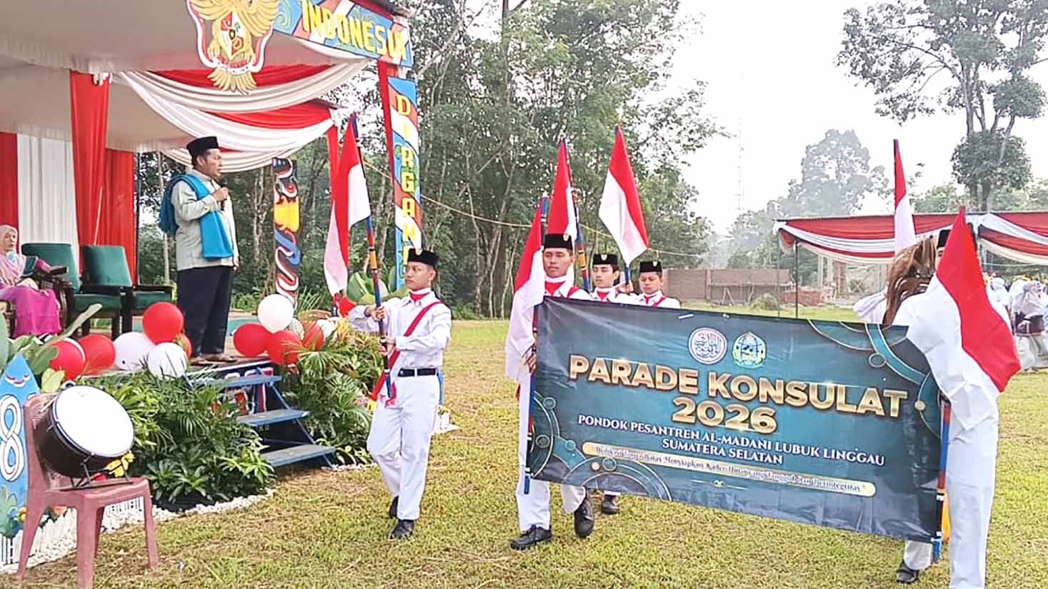 Pimpinan Ponpes Al Madani, Ustadz Moh Arpan Haj melepas Parade Konsulat 2026, Ahad 16 Agustus 2026. Foto : Linggau Pos