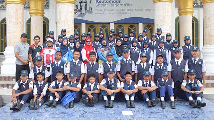 Anggota gerak jalan putra dan putri MTsN 1 Lubuk Linggau saat mengikuti lomba gerak jalan tingkat Kota Lubuk Linggau. Foto: Dok. MTsN 1 Lubuk Linggau