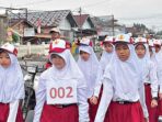 Para siswi SDIT An-Nida Lubuk Linggau saat mengikuti Lomba Gerak Jalan Pelajar dalam rangka HUT ke-81 RI. Foto: Dok. SDIT An-Nida