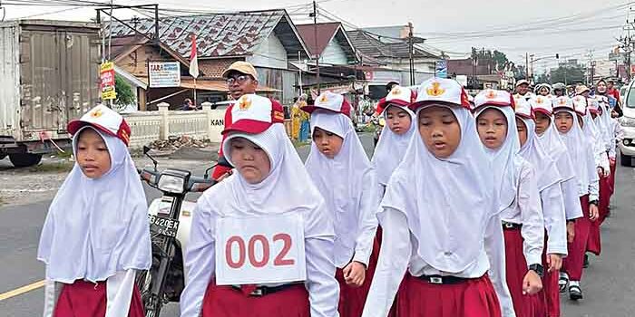 Para siswi SDIT An-Nida Lubuk Linggau saat mengikuti Lomba Gerak Jalan Pelajar dalam rangka HUT ke-81 RI. Foto: Dok. SDIT An-Nida