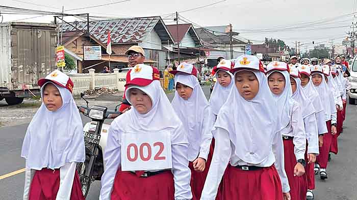 Para siswi SDIT An-Nida Lubuk Linggau saat mengikuti Lomba Gerak Jalan Pelajar dalam rangka HUT ke-81 RI. Foto: Dok. SDIT An-Nida