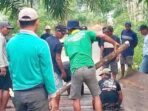Sejumlah warga saat melakukan gotong royong untuk memperbaiki jembatan antar desa di Kecamatan Purwodadi, Musi Rawas.