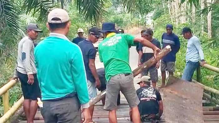 Sejumlah warga saat melakukan gotong royong untuk memperbaiki jembatan antar desa di Kecamatan Purwodadi, Musi Rawas.