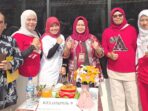 Kepala SMKN 2 Lubuklinggau Heri Jumiati, S.Pd., M.Pd saat mengunjungi dan melihat langsung pelaksanaan lomba tumpeng yang diikuti dewan guru. Foto: Mukmin Hidayat/Linggau Pos