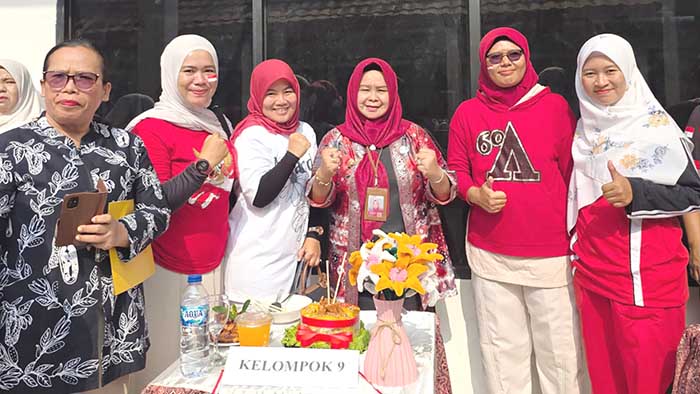 Kepala SMKN 2 Lubuklinggau Heri Jumiati, S.Pd., M.Pd saat mengunjungi dan melihat langsung pelaksanaan lomba tumpeng yang diikuti dewan guru. Foto: Mukmin Hidayat/Linggau Pos