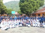 Guru dan petugas upacara berfoto bersama usai pelaksanaan upacara bendera dalam rangka memperingati HUT ke-81 Kemerdekaan RI di SMPN 3 Lubuk Linggau.