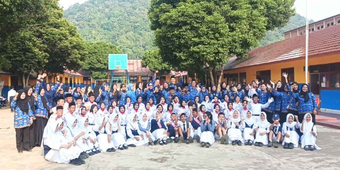 Guru dan petugas upacara berfoto bersama usai pelaksanaan upacara bendera dalam rangka memperingati HUT ke-81 Kemerdekaan RI di SMPN 3 Lubuk Linggau.