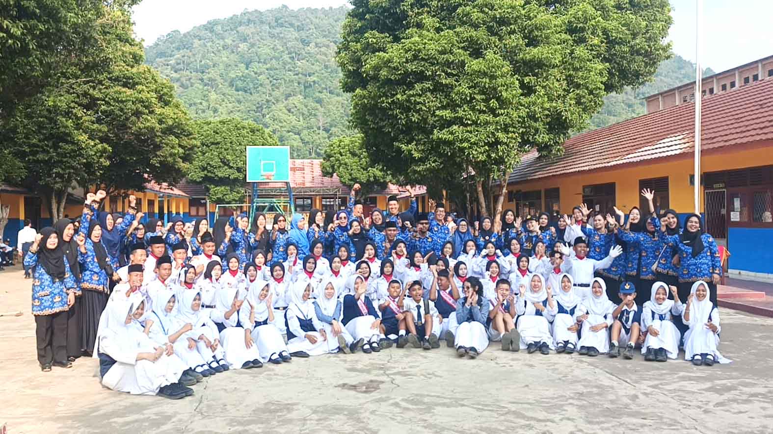 Guru dan petugas upacara berfoto bersama usai pelaksanaan upacara bendera dalam rangka memperingati HUT ke-81 Kemerdekaan RI di SMPN 3 Lubuk Linggau.