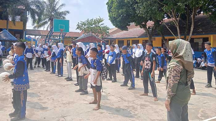 Antusias siswa siswi SMPN 3 Lubuklinggau mengikuti perlombaan memeriahkan HUT Kemerdekaan Republik Indonesia ke-81. Foto: Mukmin Hidayat/Linggau Pos