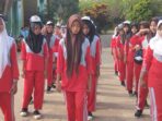 Siswi SMPN Megang Sakti saat melaksanakan latihan untuk persiapan lomba gerak jalan memeriahkan HUT Republik Indonesia ke-81. Foto: Dok. Linggau Pos