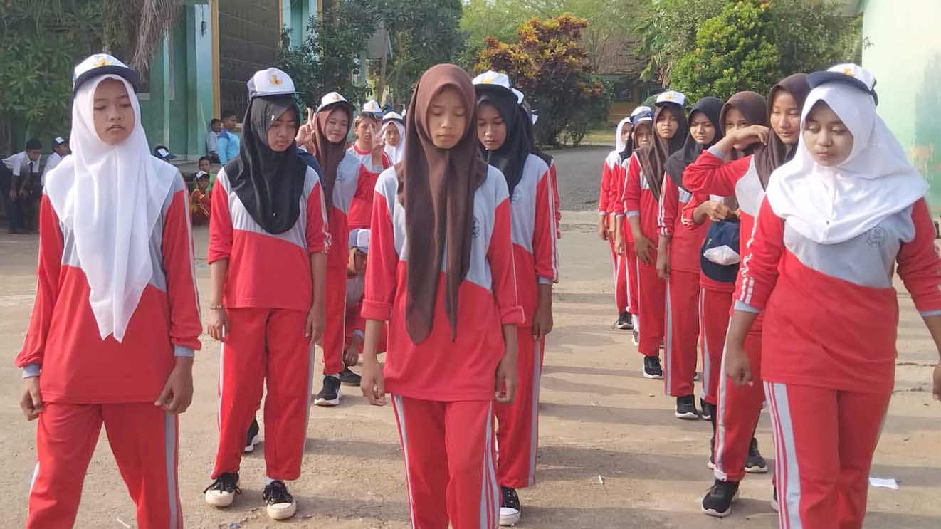 Siswi SMPN Megang Sakti saat melaksanakan latihan untuk persiapan lomba gerak jalan memeriahkan HUT Republik Indonesia ke-81. Foto: Dok. Linggau Pos