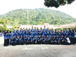 Guru MTsN 1 Lubuk Linggau foto bersama seusai upacara HUT RI ke 81
