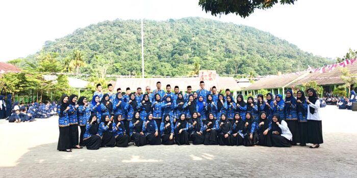 Guru MTsN 1 Lubuk Linggau foto bersama seusai upacara HUT RI ke 81
