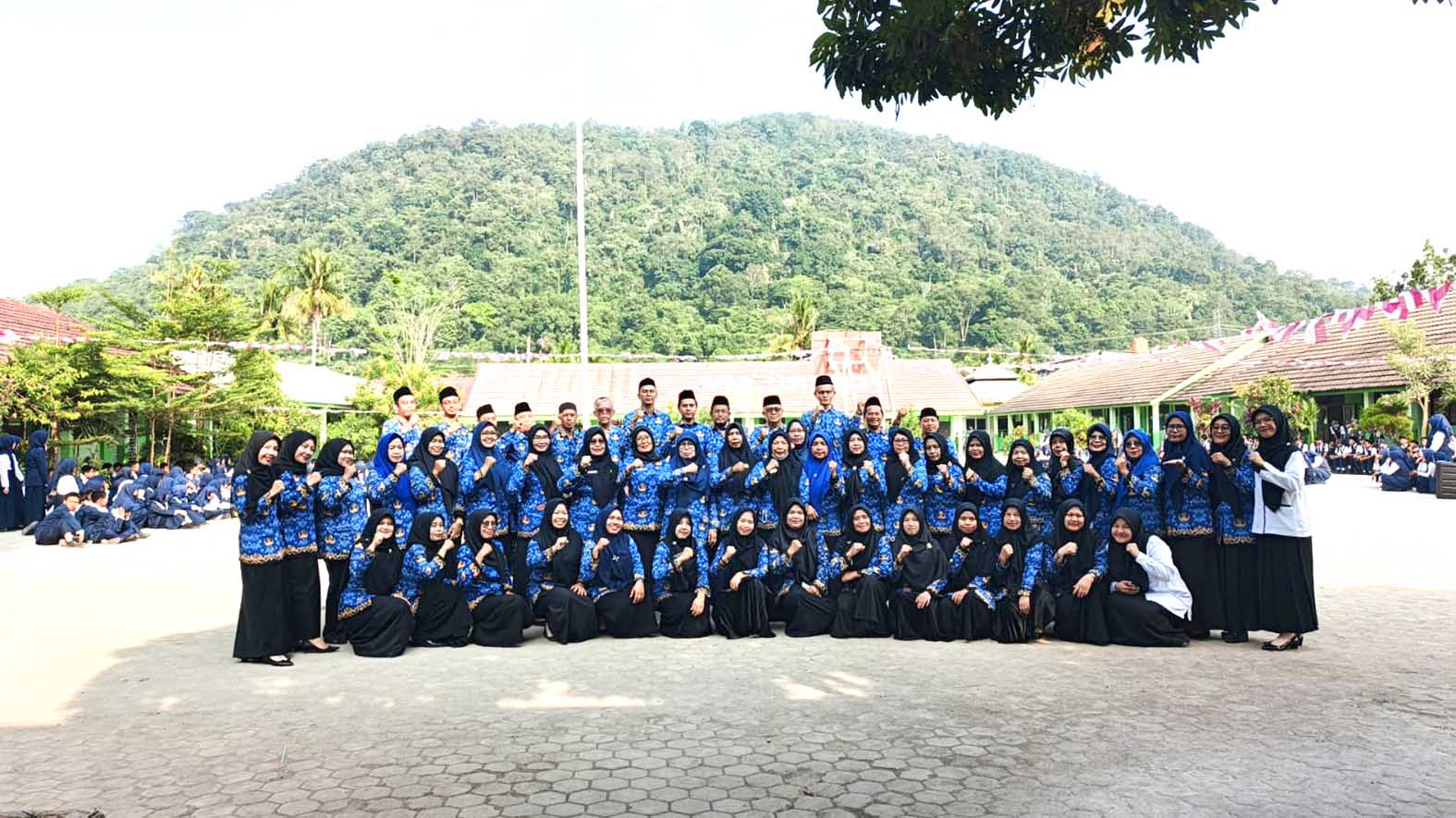 Guru MTsN 1 Lubuk Linggau foto bersama seusai upacara HUT RI ke 81