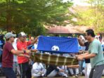 Keseruan lomba SMAN 4 Lubuk Linggau, kepala sekolah Erwin Susanto, S.Pd., M.Pd juga ikut lomba.   -foto dokumen SMAN 4 Lubuk Linggau-  