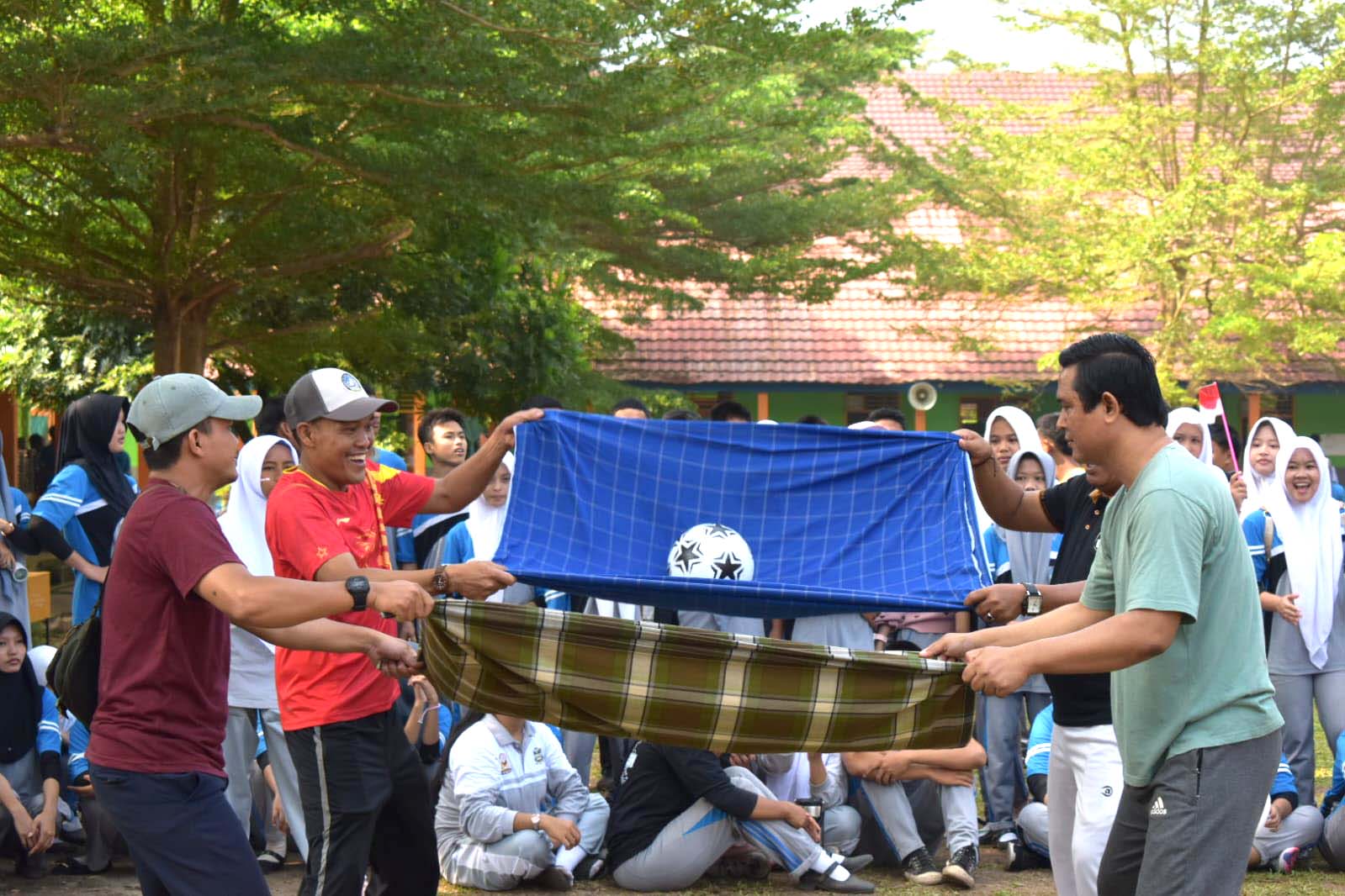 Keseruan lomba SMAN 4 Lubuk Linggau, kepala sekolah Erwin Susanto, S.Pd., M.Pd juga ikut lomba.   -foto dokumen SMAN 4 Lubuk Linggau-  