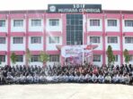 Pengurus Yayasan Pendidikan dan Dakwah Pelita Taqwa foto bersama Bunda dan Ustadz dewan guru TKIT, SDIT dan SMPIT Mutiara Cendekia Lubuk Linggau pada momen HUT ke-81 Republik Indonesia Senin 17 Agustus 2026. Foto: Dok. SIT Mutiara Cendekia