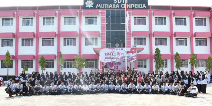 Pengurus Yayasan Pendidikan dan Dakwah Pelita Taqwa foto bersama Bunda dan Ustadz dewan guru TKIT, SDIT dan SMPIT Mutiara Cendekia Lubuk Linggau pada momen HUT ke-81 Republik Indonesia Senin 17 Agustus 2026. Foto: Dok. SIT Mutiara Cendekia
