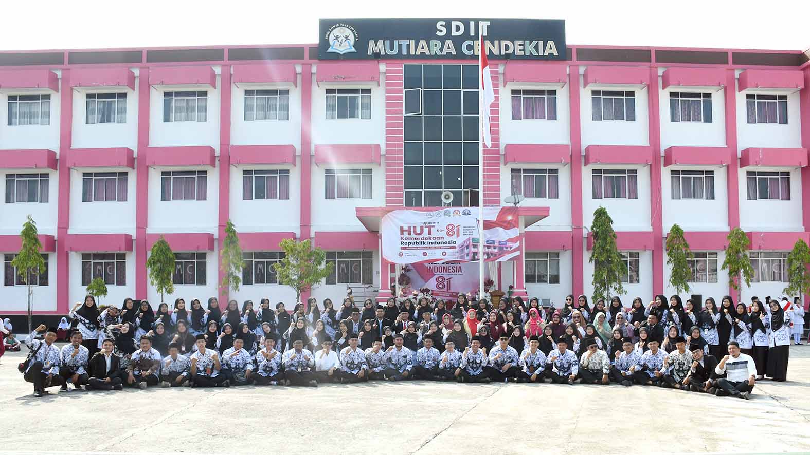 Pengurus Yayasan Pendidikan dan Dakwah Pelita Taqwa foto bersama Bunda dan Ustadz dewan guru TKIT, SDIT dan SMPIT Mutiara Cendekia Lubuk Linggau pada momen HUT ke-81 Republik Indonesia Senin 17 Agustus 2026. Foto: Dok. SIT Mutiara Cendekia