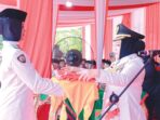Bupati Musi Rawas, Hj. Ratna Machmud menyerahkan Duplikat Bendera Merah Putih dalam Upacara Peringatan HUT ke-81 Kemerdekaan RI di Kabupaten Musi Rawas, Senin 17 Agustus 2026.