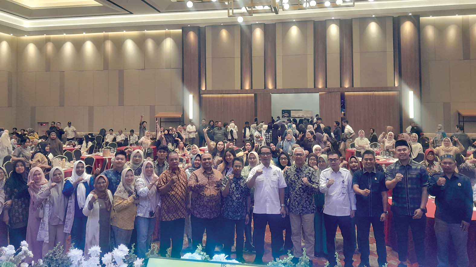 Anggota DPR RI, H Fauzi Amro foto bersama Kepala SMKN 3 Lubuk Linggau Suhar Jendro dan dewan guru serta pelajar penerima PIP usai penyerahan bantuan PIP secara simbolis, Selasa 11 Agustus 2026.