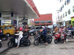 Waktu produktif terbuang hanya untuk antri beli BBM kondisi ini menganggu perekonomian masyarakat Waktu produktif terbuang hanya untuk antri beli BBM kondisi ini menganggu perekonomian masyarakat