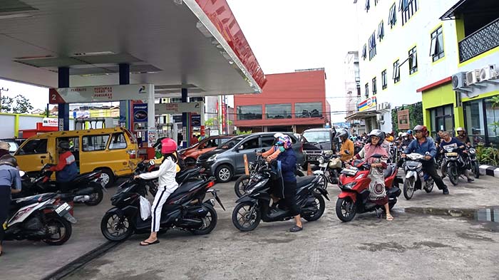 Waktu produktif terbuang hanya untuk antri beli BBM kondisi ini menganggu perekonomian masyarakat