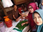 Petugas Dinas Perindustrian dan Perdagangan (Disperindag) Kabupaten Musi Rawas saat melakukan monitoring harga dan ketersediaan bahan pokok di pasar guna memastikan stabilitas pasokan serta harga kebutuhan masyarakat.