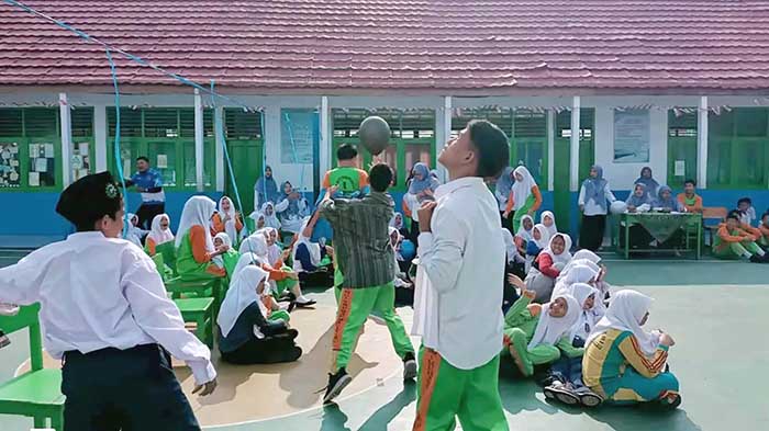 Para siswa mengikuti perlombaan dalam rangka memeriahkan HUT ke-81 Kemerdekaan Republik Indonesia. Foto: Dok. Pribadi