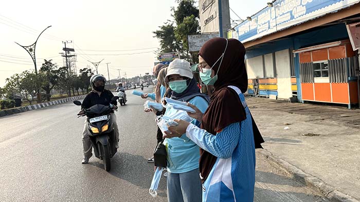 Perlu diketahui masyarakat, bahwa partikel udara yang dihasilkan dari pembakaran hutan dengan ukuran kurang dari 2,5 mikrometer sangat berbahaya karena mampu terhirup hingga ke rongga terdalam paru-paru. Oleh sebab itu, sangat penting mengenakan masker saat keluar rumah. Foto: Dok. Kemenkes
