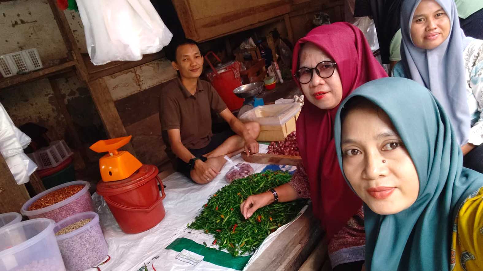 Petugas Dinas Perindustrian dan Perdagangan (Disperindag) Kabupaten Musi Rawas saat melakukan monitoring harga dan ketersediaan bahan pokok di pasar guna memastikan stabilitas pasokan serta harga kebutuhan masyarakat.