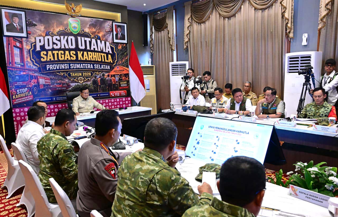 Prabowo Subianto, memimpin langsung Rapat Penanggulangan Karhutla di Sumatera Selatan Tahun 2026 yang digelar di Ruang VIP Bandara Sultan Mahmud Badaruddin II, Palembang, Senin 24 Agustus 2026. Foto: Dok. Polda Sumsel