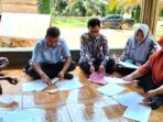 Petugas Disdukcapil Kabupaten Musi Rawas saat mendata administrasi kependudukan bagi masyarakat Suku Anak Dalam (SAD) di Desa Harapan Makmur, Kecamatan Muara Lakitan.