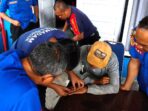 Petugas Damkar saat memberikan pelayanan penyelamatan seorang warga melepaskan cincin yang tersangkut di tangan, Kamis 20 Agustus 2026.