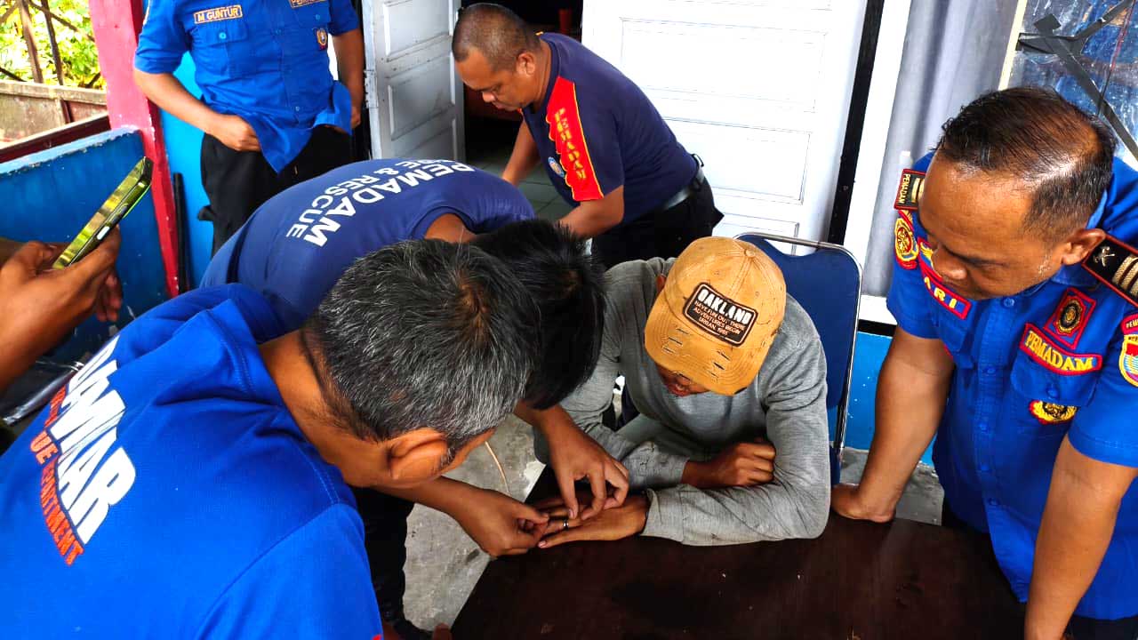 Petugas Damkar saat memberikan pelayanan penyelamatan seorang warga melepaskan cincin yang tersangkut di tangan, Kamis 20 Agustus 2026.