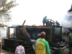Warga dan petugas Damkar berupaya memadamkan api yang membakar 2 rumah warga di Dusun IV, Desa Karang Dapo, Kecamatan Karang Dapo Kabupaten Muratara ludes terbakar, Kamis 20 Agustus 2026 sekitar pukul 08.00 WIB.
