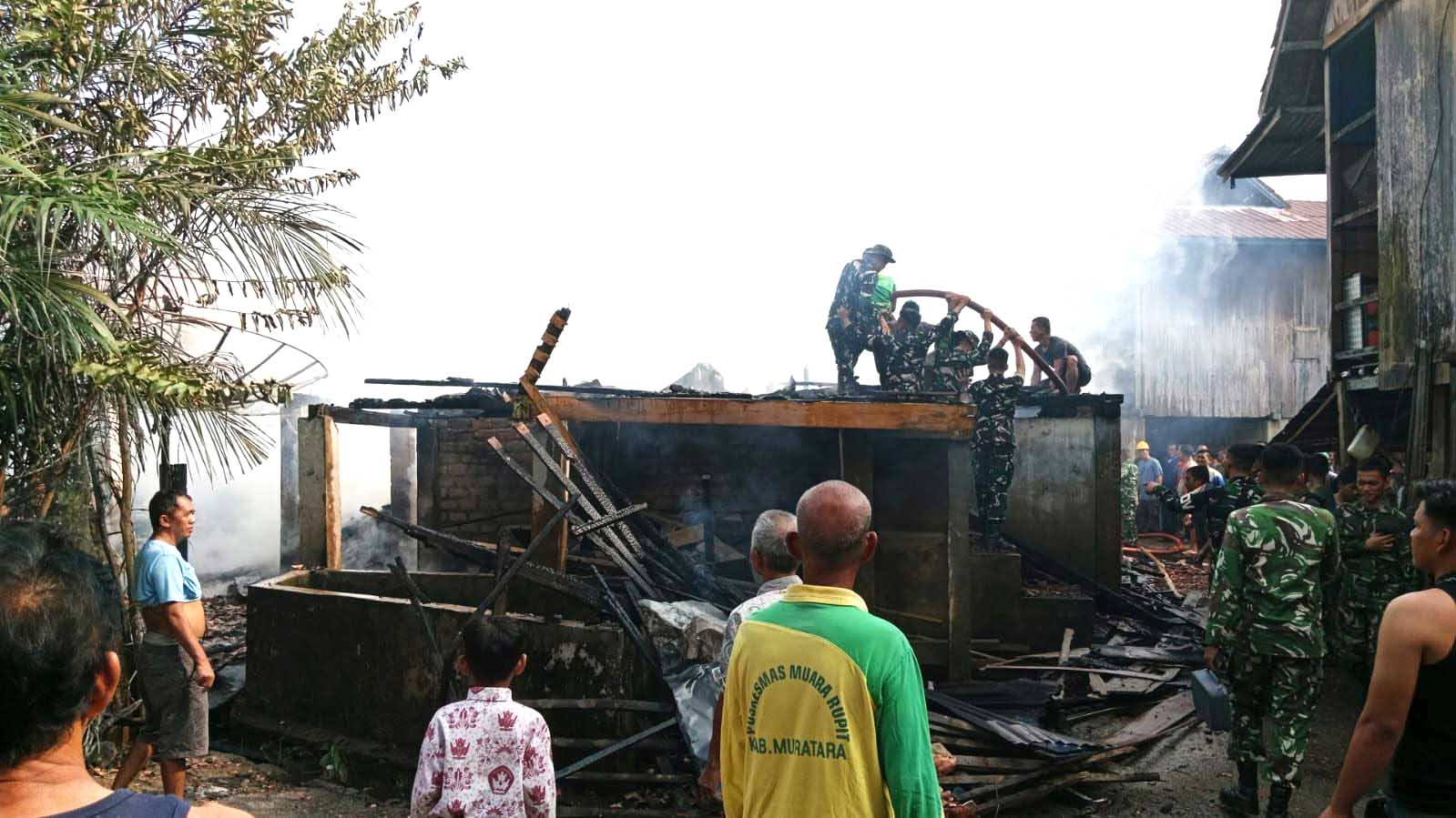 Warga dan petugas Damkar berupaya memadamkan api yang membakar 2 rumah warga di Dusun IV, Desa Karang Dapo, Kecamatan Karang Dapo Kabupaten Muratara ludes terbakar, Kamis 20 Agustus 2026 sekitar pukul 08.00 WIB.