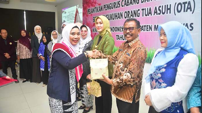 Kepala DPPKB Musi Rawas, Ir. H. Tri Retiyanto, MM saat menghadiri kegiatan pelantikan pengurus cabang dan ketua ranting IBI Kabupaten Musi Rawas sekaligus pengukuhan OTA Program GENTING, Jumat 21 Agustus 2026 di Dewinda Hotel Lubuk Linggau.