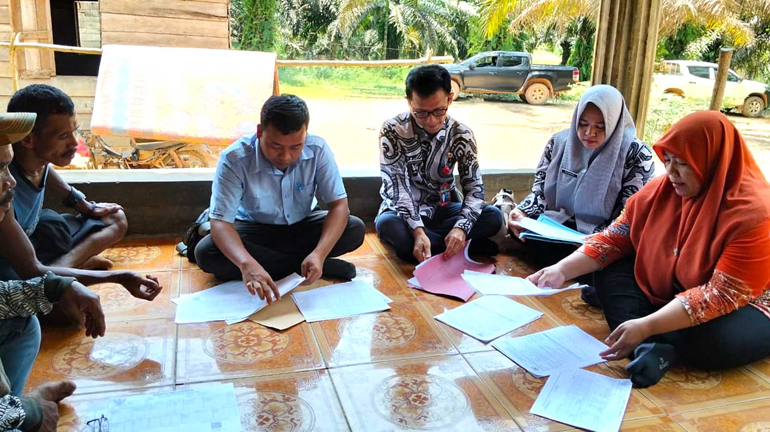 Petugas Disdukcapil Kabupaten Musi Rawas saat mendata administrasi kependudukan bagi masyarakat Suku Anak Dalam (SAD) di Desa Harapan Makmur, Kecamatan Muara Lakitan.