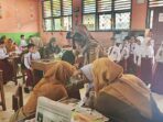 Wali Kelas 1 SDN 16 Lubuk Linggau, Umi Klasum, bersama petugas Puskesmas Sidorejo saat mendampingi pelaksanaan imunisasi vaksin MR kepada siswa kelas 1 di SDN 16 Lubuk Linggau, Senin 3 Agustus 2026. Foto : Mukmin Hidayat/Linggau Pos Wali Kelas 1 SDN 16 Lubuk Linggau, Umi Klasum, bersama petugas Puskesmas Sidorejo saat mendampingi pelaksanaan imunisasi vaksin MR kepada siswa kelas 1 di SDN 16 Lubuk Linggau, Senin 3 Agustus 2026. Foto : Mukmin Hidayat/Linggau Pos
