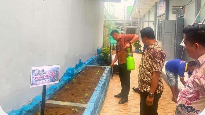 Melalui kegiatan ini, warga binaan tidak hanya belajar teknik budidaya cabai, tetapi juga dilatih untuk bekerja secara disiplin, bertanggung jawab, dan mampu bekerja sama dalam mengelola lahan pertanian.