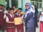 Kepala SDIT Al Ikhlas Lubuk Linggau, Hasmar Dianah, S.Pd.Gr saat menyerahkan hadiah ke pada pemenang lomba. Foto: Mukmin Hidayat