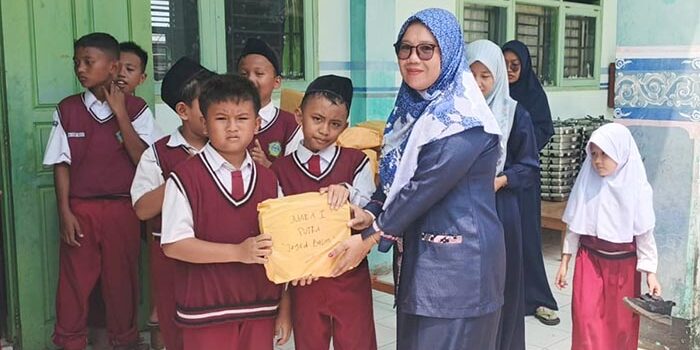 Kepala SDIT Al Ikhlas Lubuk Linggau, Hasmar Dianah, S.Pd.Gr saat menyerahkan hadiah ke pada pemenang lomba. Foto: Mukmin Hidayat