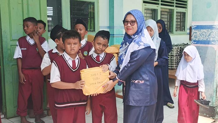 Kepala SDIT Al Ikhlas Lubuk Linggau, Hasmar Dianah, S.Pd.Gr saat menyerahkan hadiah ke pada pemenang lomba. Foto: Mukmin Hidayat