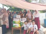 Kepala SDN 8 Lubuk Linggau, Rusmani, bersama guru dan siswa saat menyerahkan bantuan sembako kepada korban kebakaran di Jalan Maluku, Kelurahan Jawa Kanan SS, Selasa 4 Agustus 2026. Foto: Mukmin Hidayat/Linggau Pos