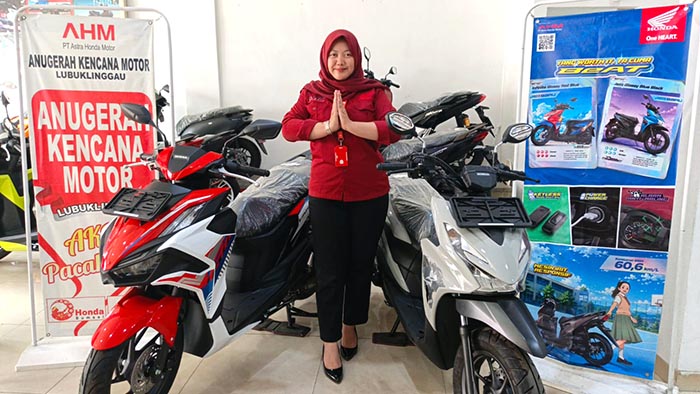 Honda Vario 160 dan Beat Street yang lagi promo potongan angsuran di dealer Honda CV Anugerah Kencana Motor Lubuk Linggau. -Foto : Yezi Fadly-